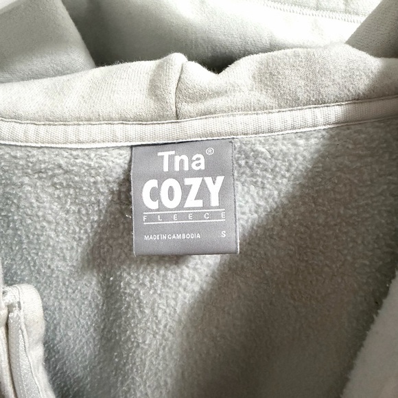 Aritzia TNA Cozy Cropped Zip-Up Hoodie Light Sage Green | Fleece - Picture 5 of 10